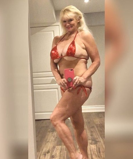 Sandie Lee naked star pic