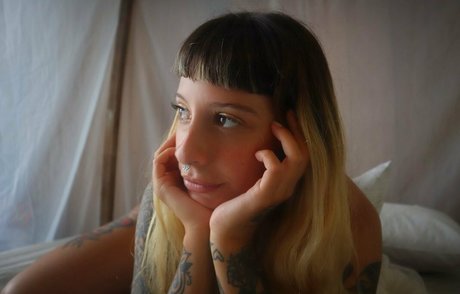 esencia migrante hot model pictures