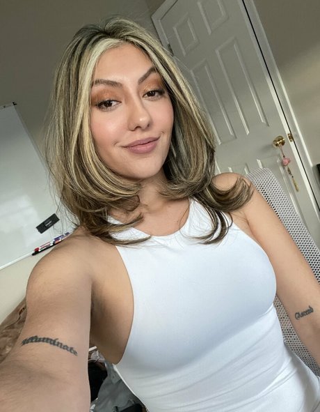 Drkarts_ beautiful model pic