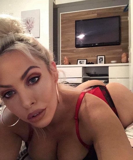 Evie Leana model hot pic