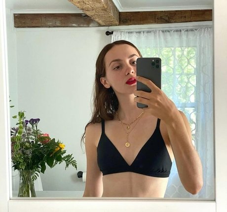 Maude Apatow star erotic photos