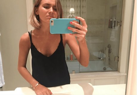 Maude Apatow erotic model image