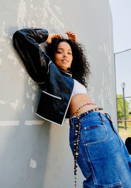 Whitney Peak hot actress img