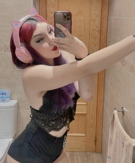 Draculonaa model hot picture