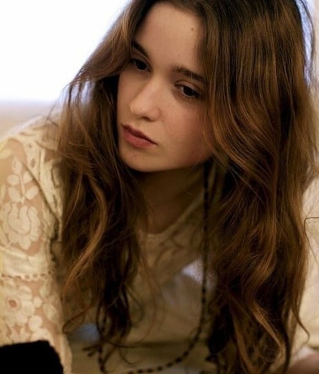 Alice Allegra Englert model pic