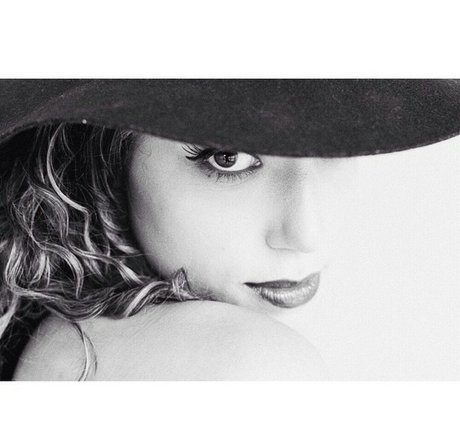 Amanda Crew model nudes image