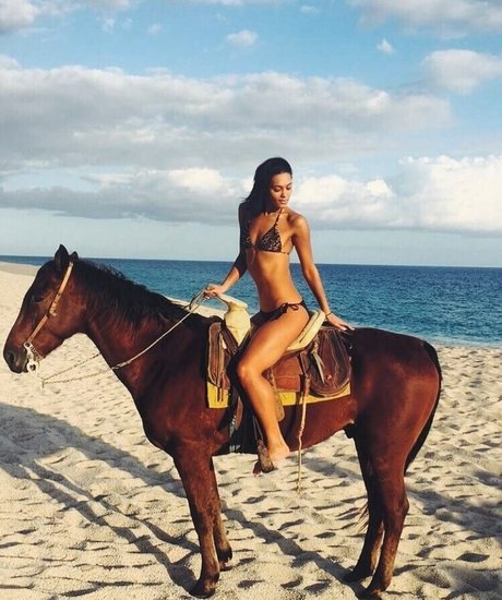 Alexis Gaube nudes model pic