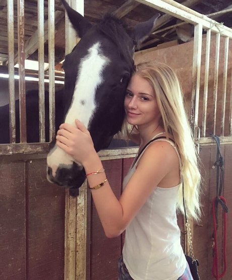 Alena Savostikova hd pornstar img