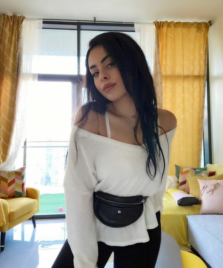 Sara Gazioglu hot actress gallery