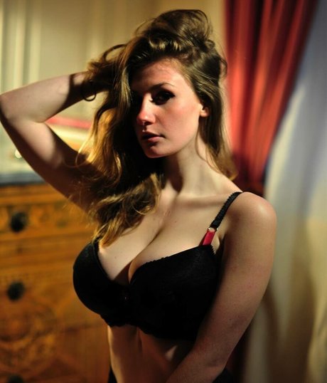 Nora Isabel model best pic