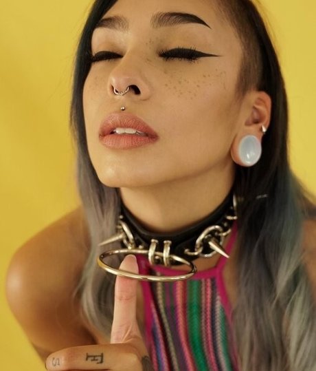 Fawnie erotic star pic