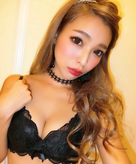 Hitomi 01270 naked actress gallery