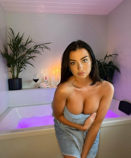 Adrianna Browne hot pornstar pics