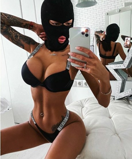 Alena Omovich hot actress pics