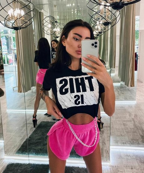 Alena Omovich art star picture