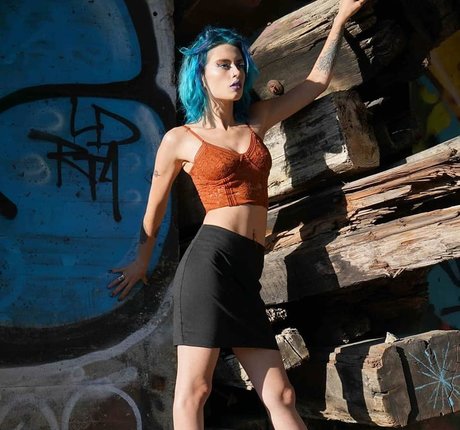 Taylor Evanchak art model pic