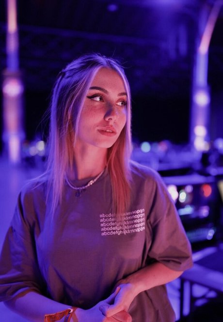 veylaneey pretty model gallery