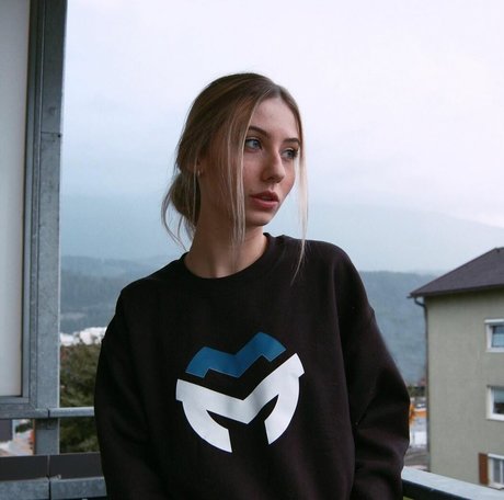 veylaneey model adult photo