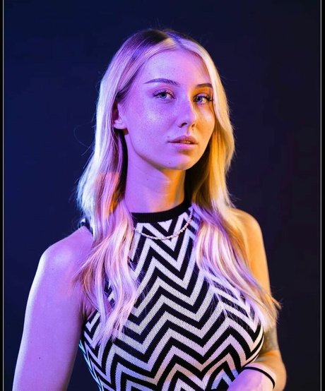 veylaneey model erotic galleries