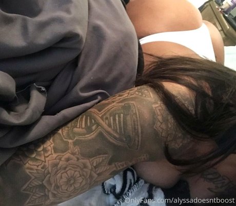 Alyssadoesntboost model porn pics