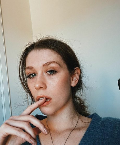 Seen Ellbats pornstar sex image