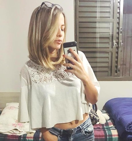 Roberta Pfaff model sexy pics