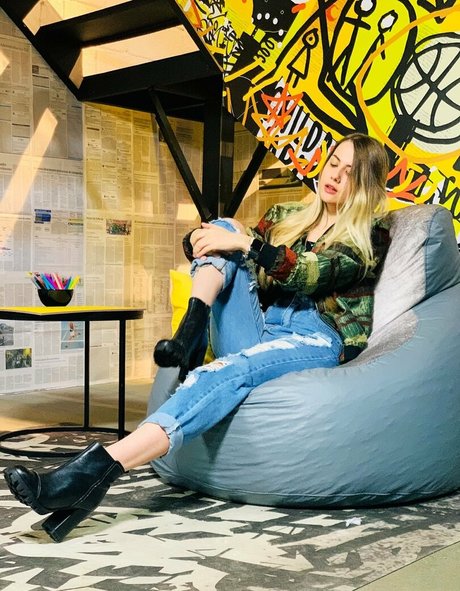 Roberta Pfaff naked model img