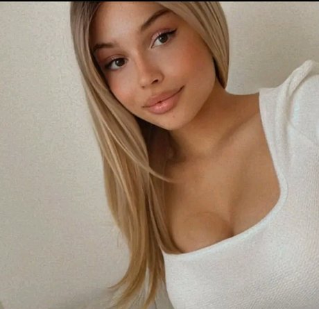 Hannah Neilson high quality actress pic