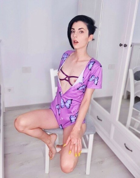 BellaSabini high quality model image