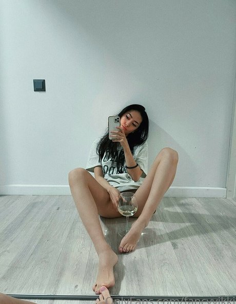 FancyVikki naked pornstar gallery