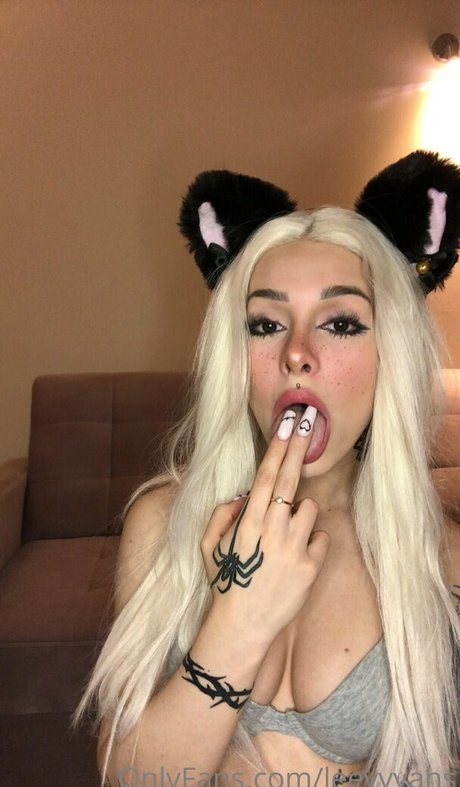 leevyyahs model top photo