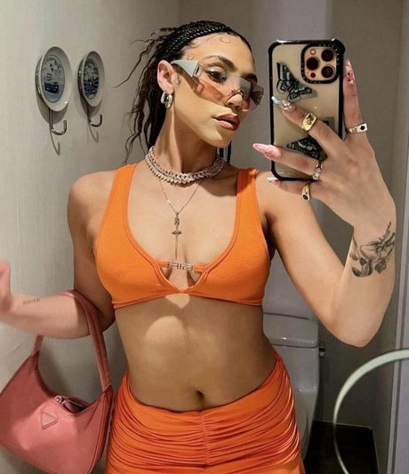 Makayla London erotic model img