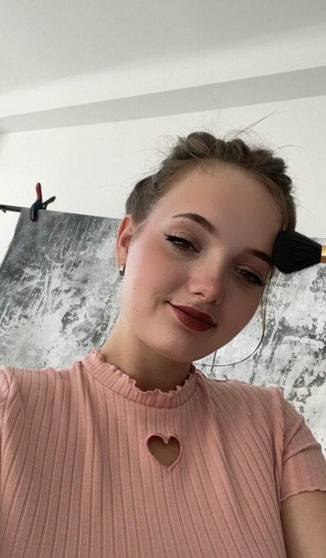 Caroline Moore pretty star pic