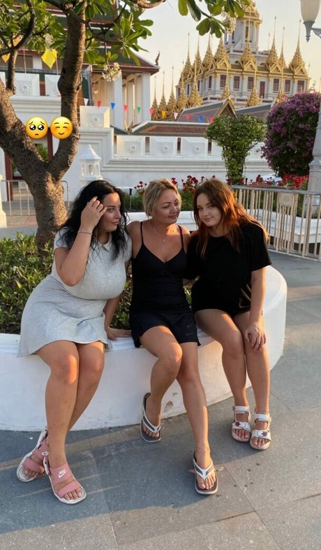 Caroline Moore naked actress img