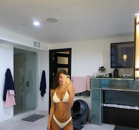 Mia Hayward art actress pictures