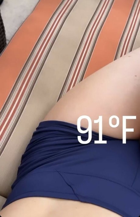 Ashleelyn__ naked model img