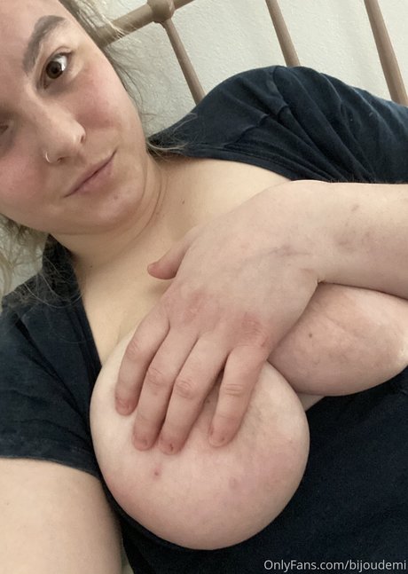 Bijou Demi perfect star image