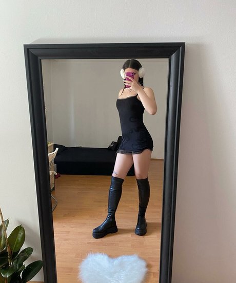 derin4y model pretty image