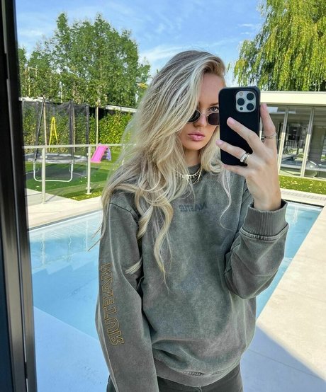 Romee Strijd star naked pic