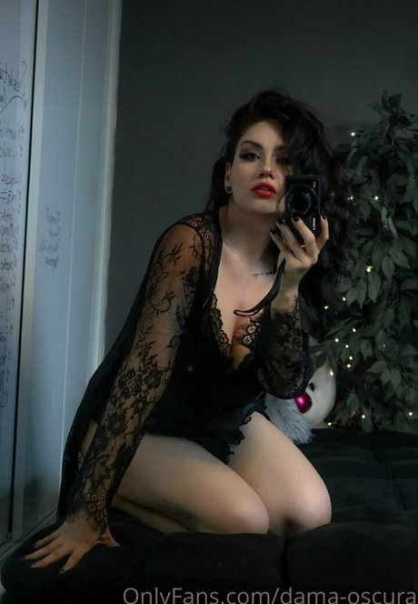 Dama Oscura model exclusive image