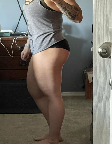 Holy Elle model nudes pics