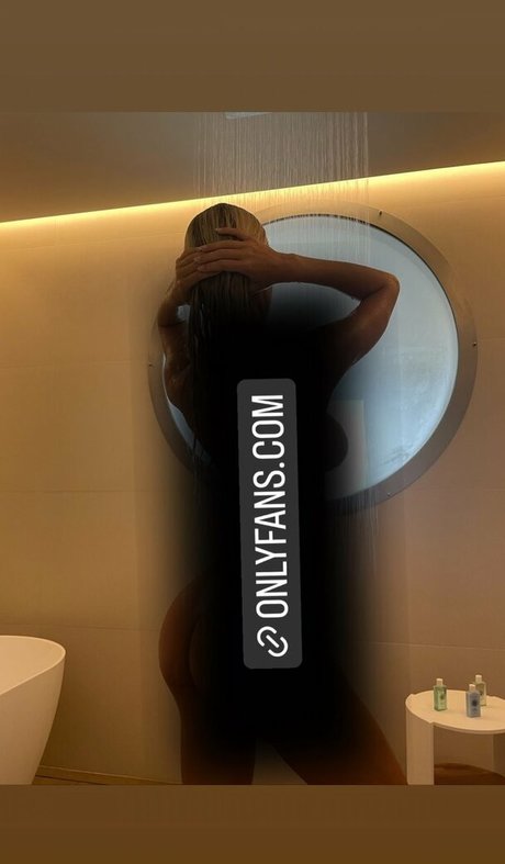 CaitlinJessie hot model galleries