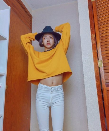 Brunett nudes actress image