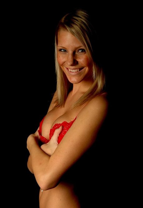 Carina Schwarz porn model img