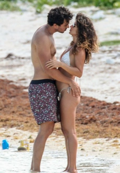 Paula Fernandes naked actress photo