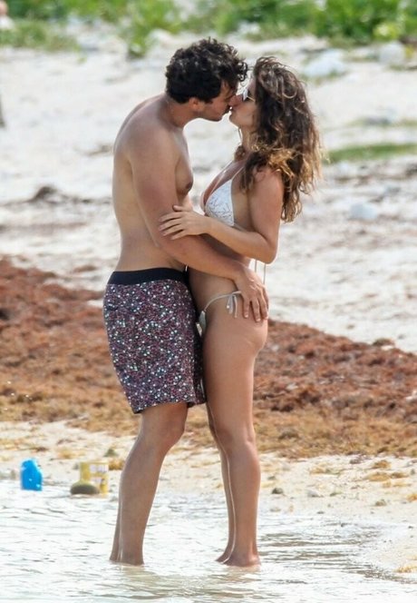 Paula Fernandes model art pictures