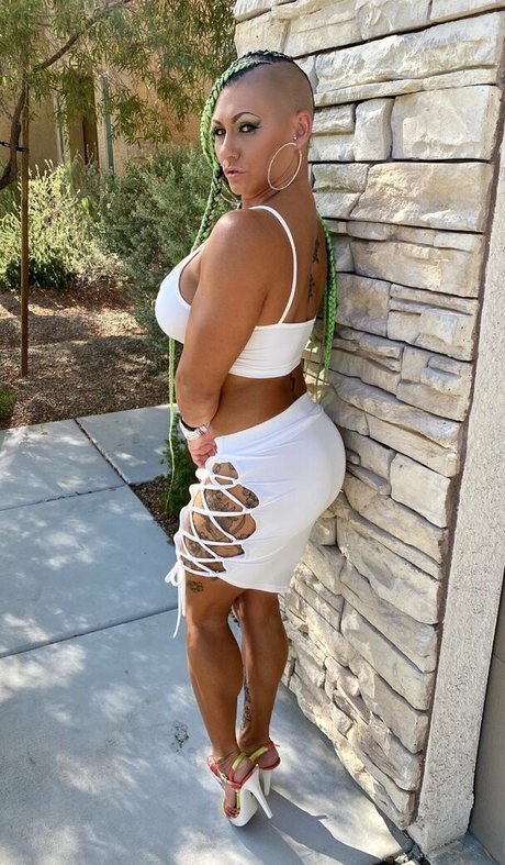 Queenkarma69 pretty model picture