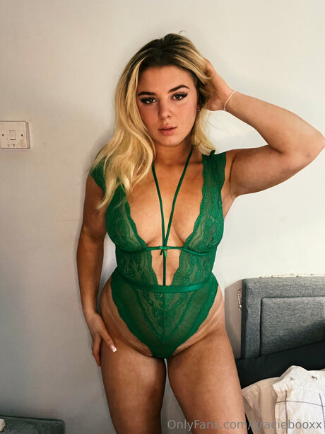 Graciebooxx nude pornstar gallery