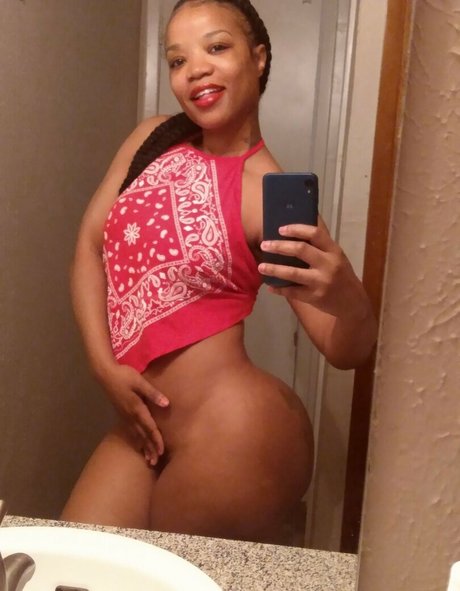 Sweetest Peach model nude photos