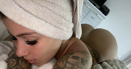 Daniela Andrea sexy pornstar img